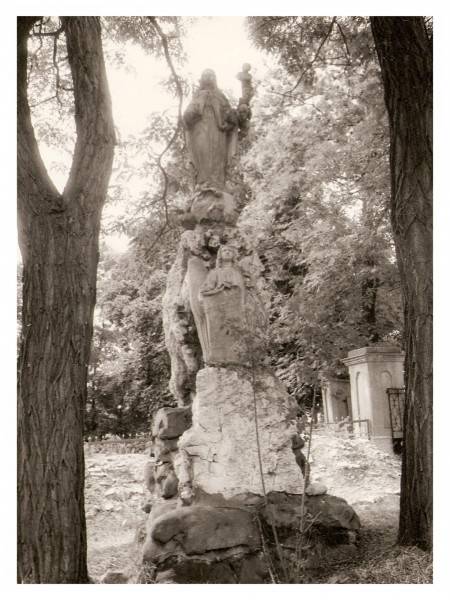 Kamienna figura Matki Boskiej zlokalizowana koło kościoła.