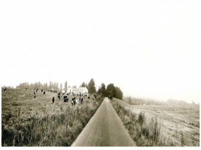 Panorama od strony południowej. Ujęcie z drogi do Poręby Dzierżnej. Widoczne tereny PGR na skraju dawnego parku dworskiego.