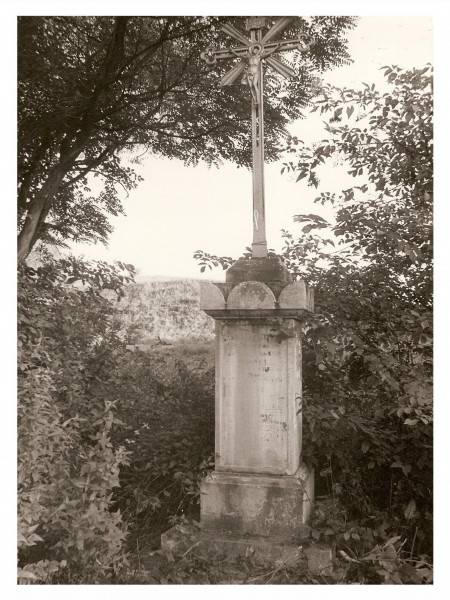 Chlina Dolna. Krzyż dziękczynny koło kościoła postawiony na pamiątke Cesarzowi Aleksandrowi.
