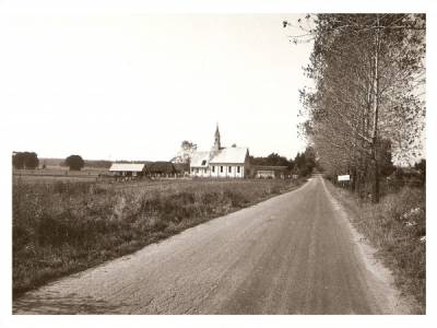 Widok wnętrza ulicznego /z bryłą kościoła/ od strony południowej. Wjazd do Jeziorowic od strony Otoli.