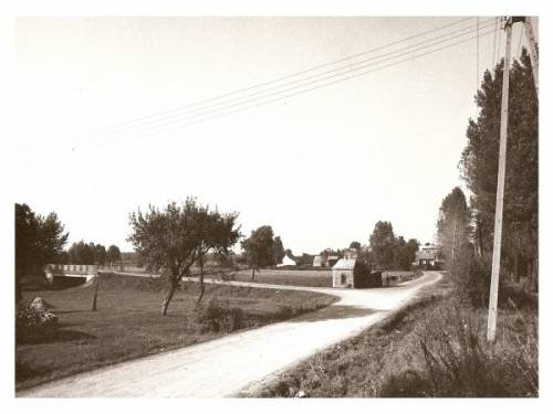 Środkowa część wsi. Ujęcie od strony południowej. Z lewej strony przy kapliczce skrzyżowanie z drogą do Dobrakowa.