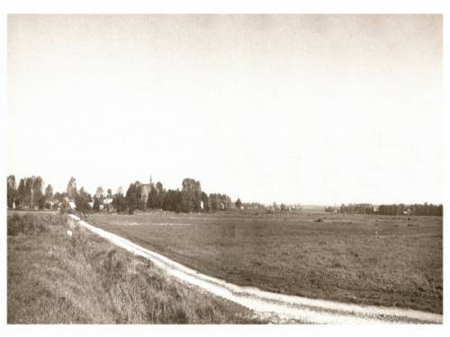 Panorama północnej części Żarnowca i zachodniej części Zabrodzia. Ujęcie z polnej drogi po wschodniej stronie Żarnowca