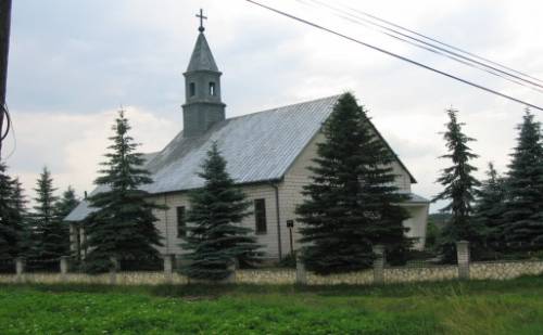 Kaplica w Jeziorowicach z oddali