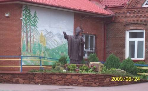 Pomnik Papieża Jana Pawła II  w Żarnowcu, ul. Krakowska 23